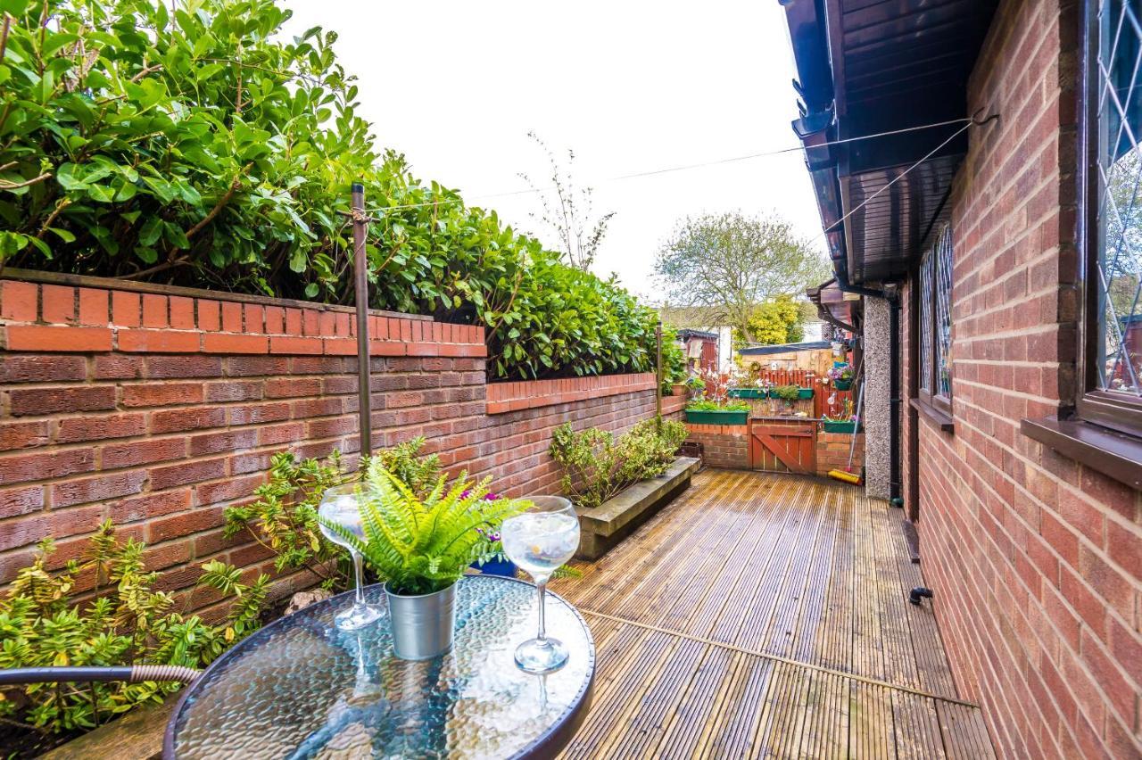 Sunshine Cottage By Happy Sunshine Stay Golborne Exterior foto